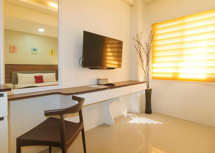 Reddoorz @ Leoncia Apartelle *